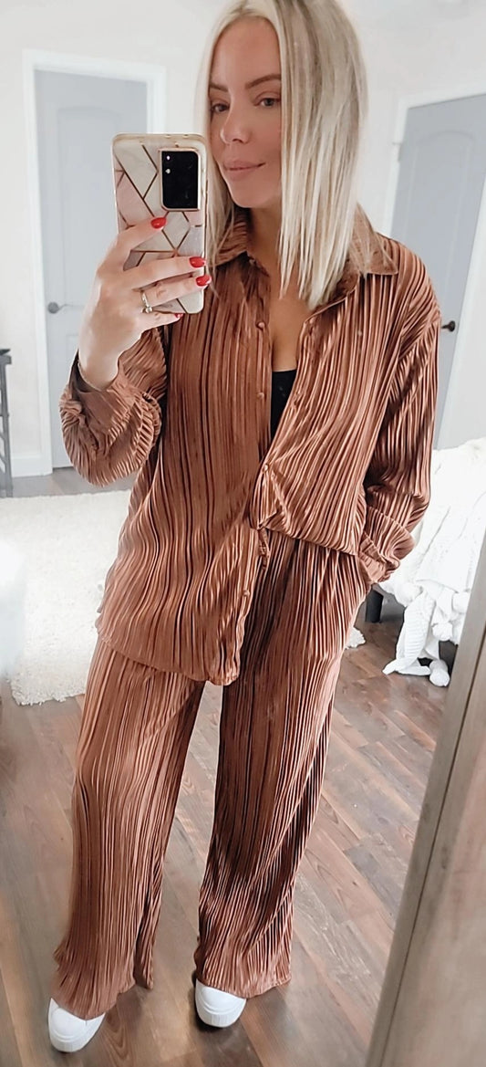 Lived In Pleated Set - in Brown